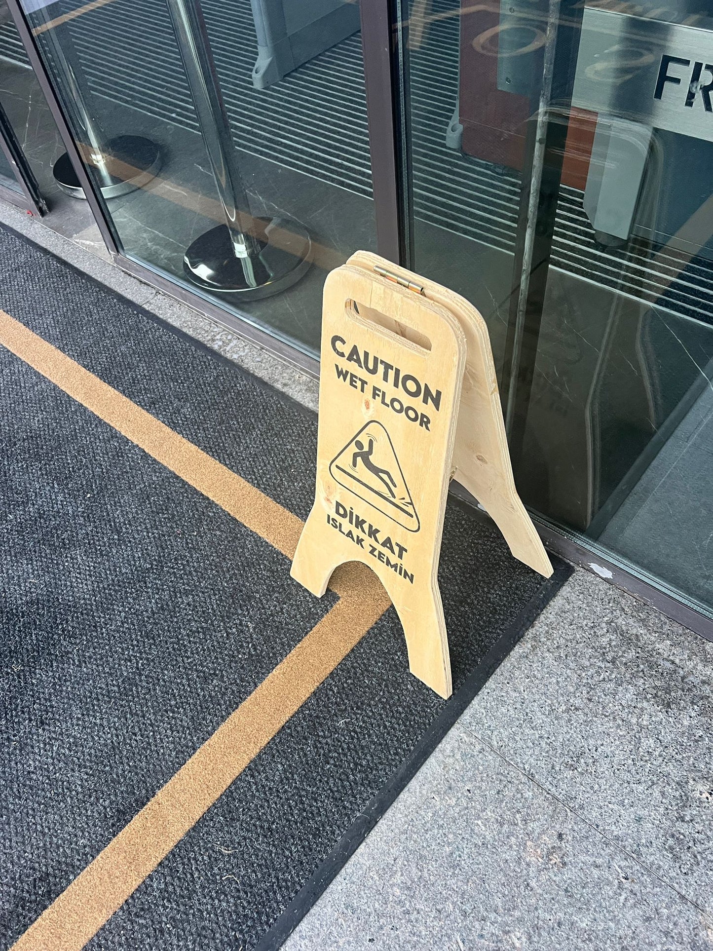 Her iki tarafında da uyarı bulunan çift yüzlü ahşap tabela.