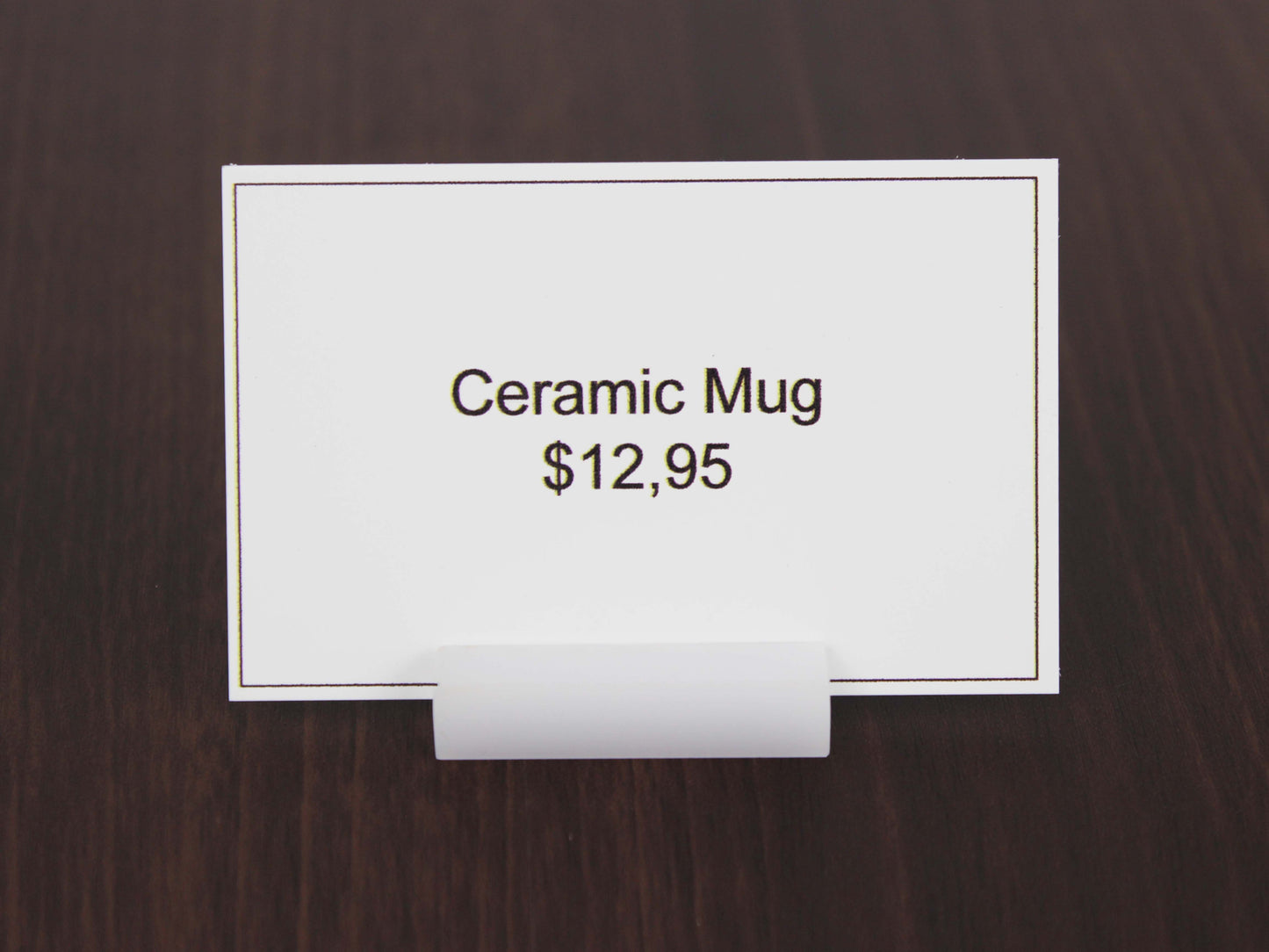 Beyaz renkte üretilmiş sade ve işlevsel akrilik kartlık.