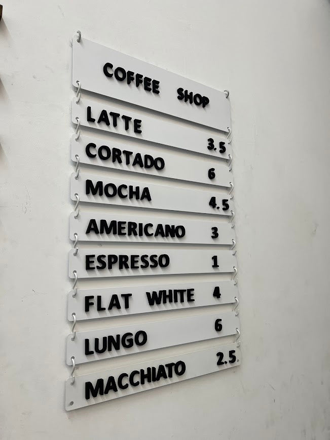 Manyetik harflerle değiştirilebilen beyaz metal levhalı menü panosu.