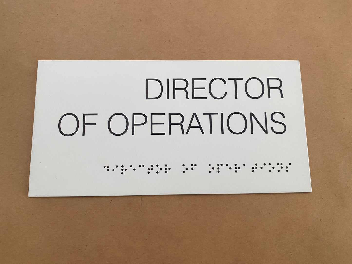 İşletmelerde kullanılmak üzere tasarlanmış Braille kabartmalı yönlendirme tabelas