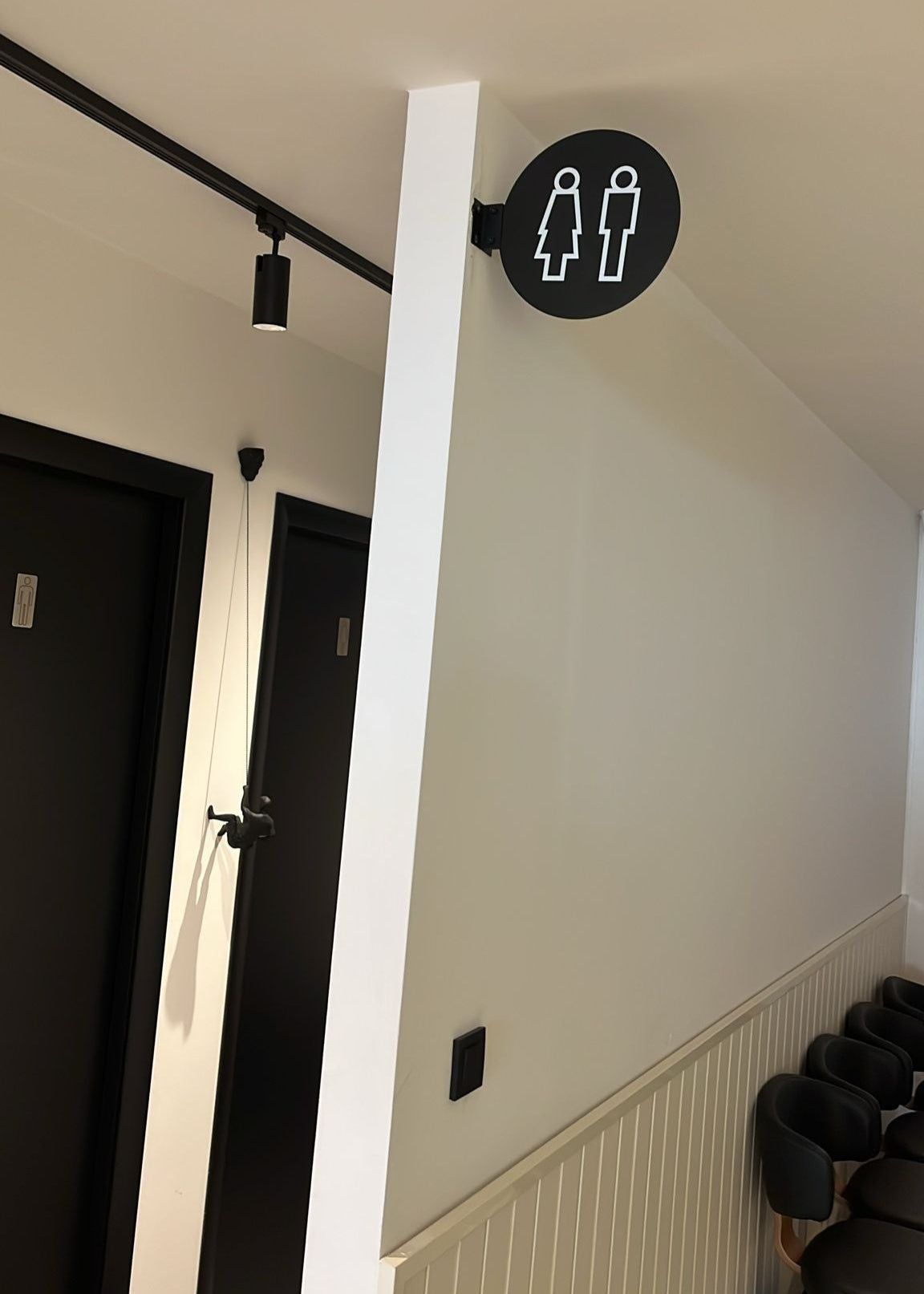 İki taraflı baskı ile yüksek görünürlük sağlayan tuvalet işareti.