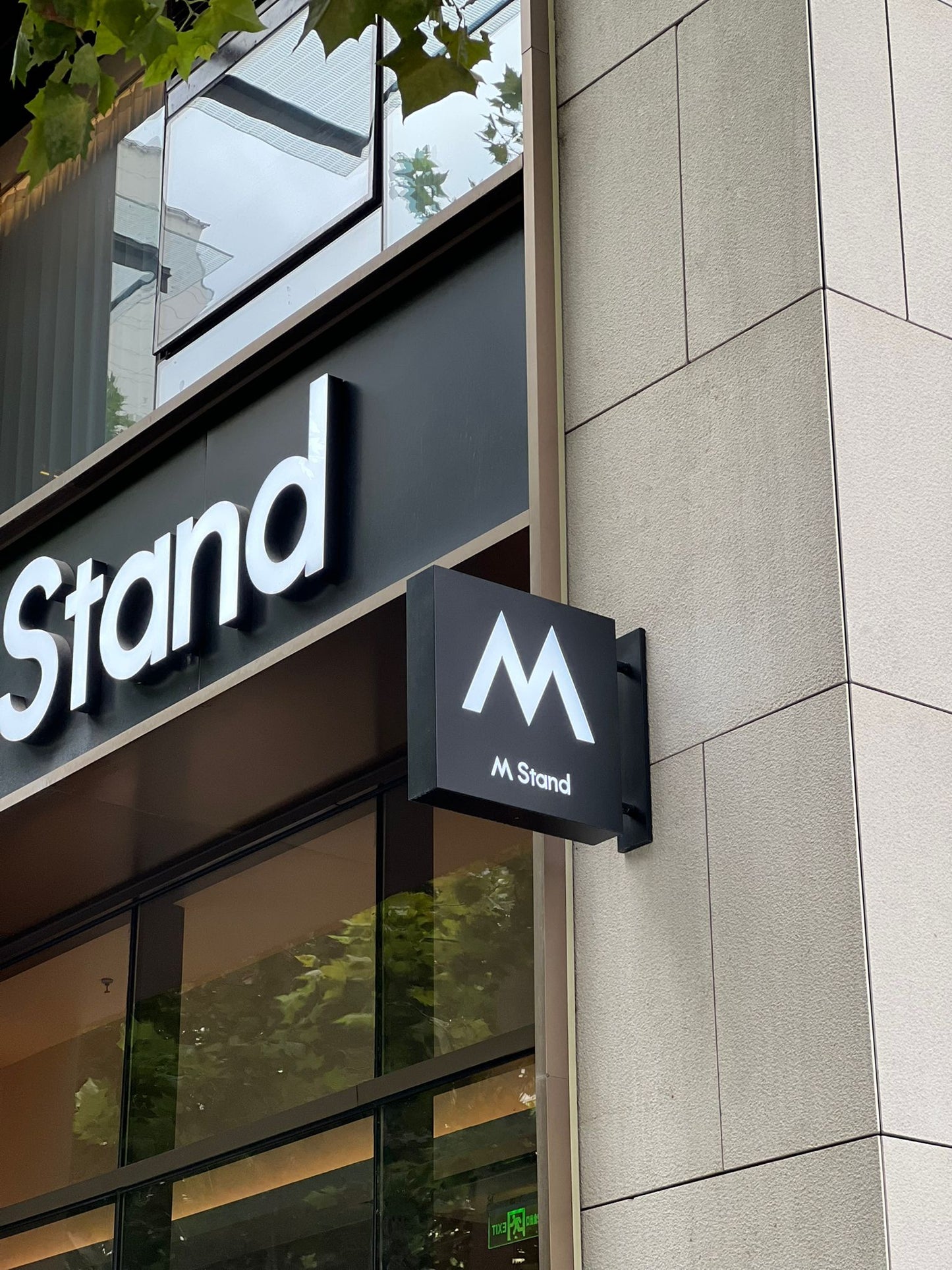 LED aydınlatmalı duvar tipi çift taraflı kutu tabela, mağaza girişinde marka logosu ile dikkat çeken modern tasarım.