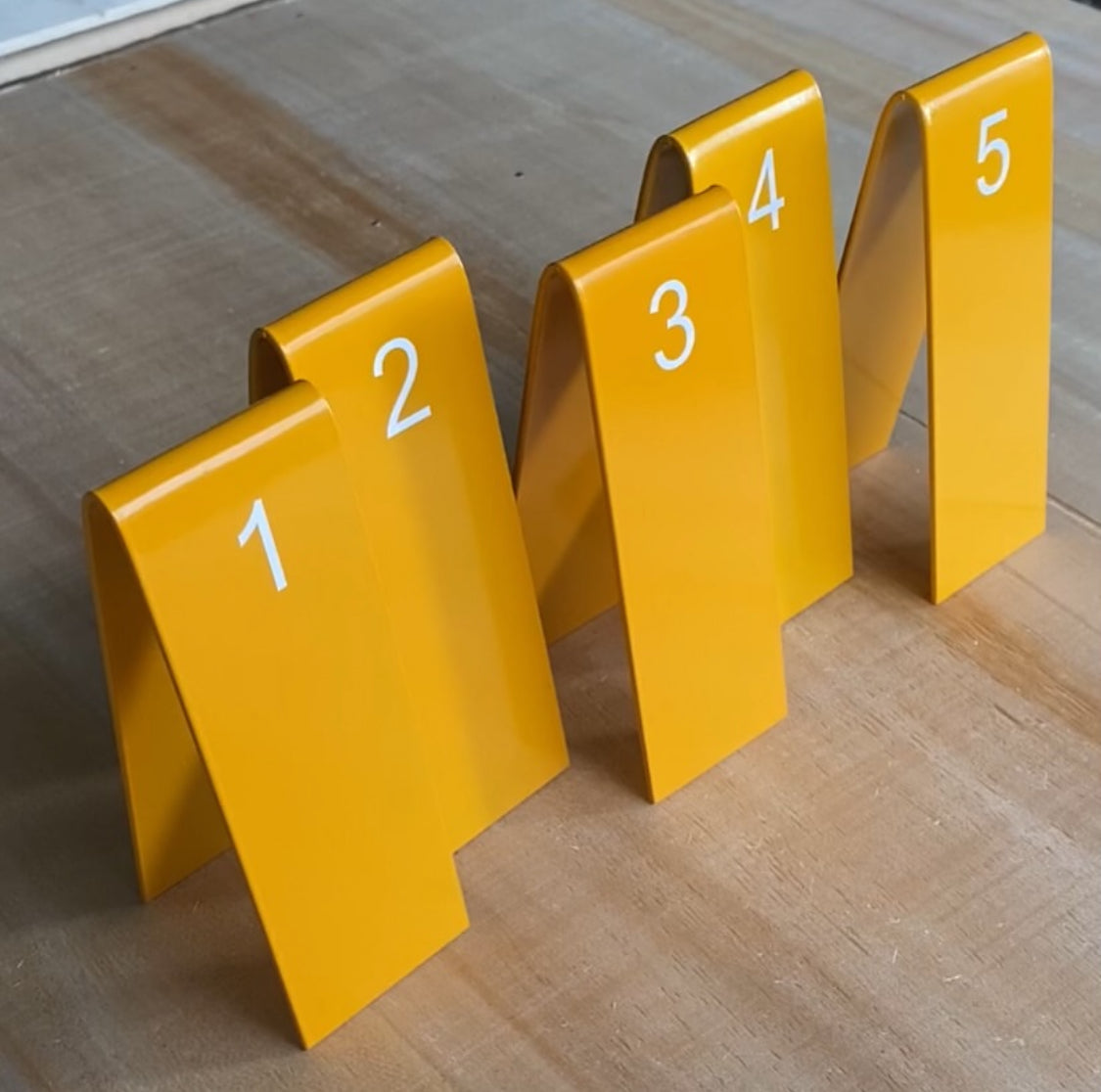 İç mekanlarda kullanım için tasarlanmış sade metal numara etiketi.