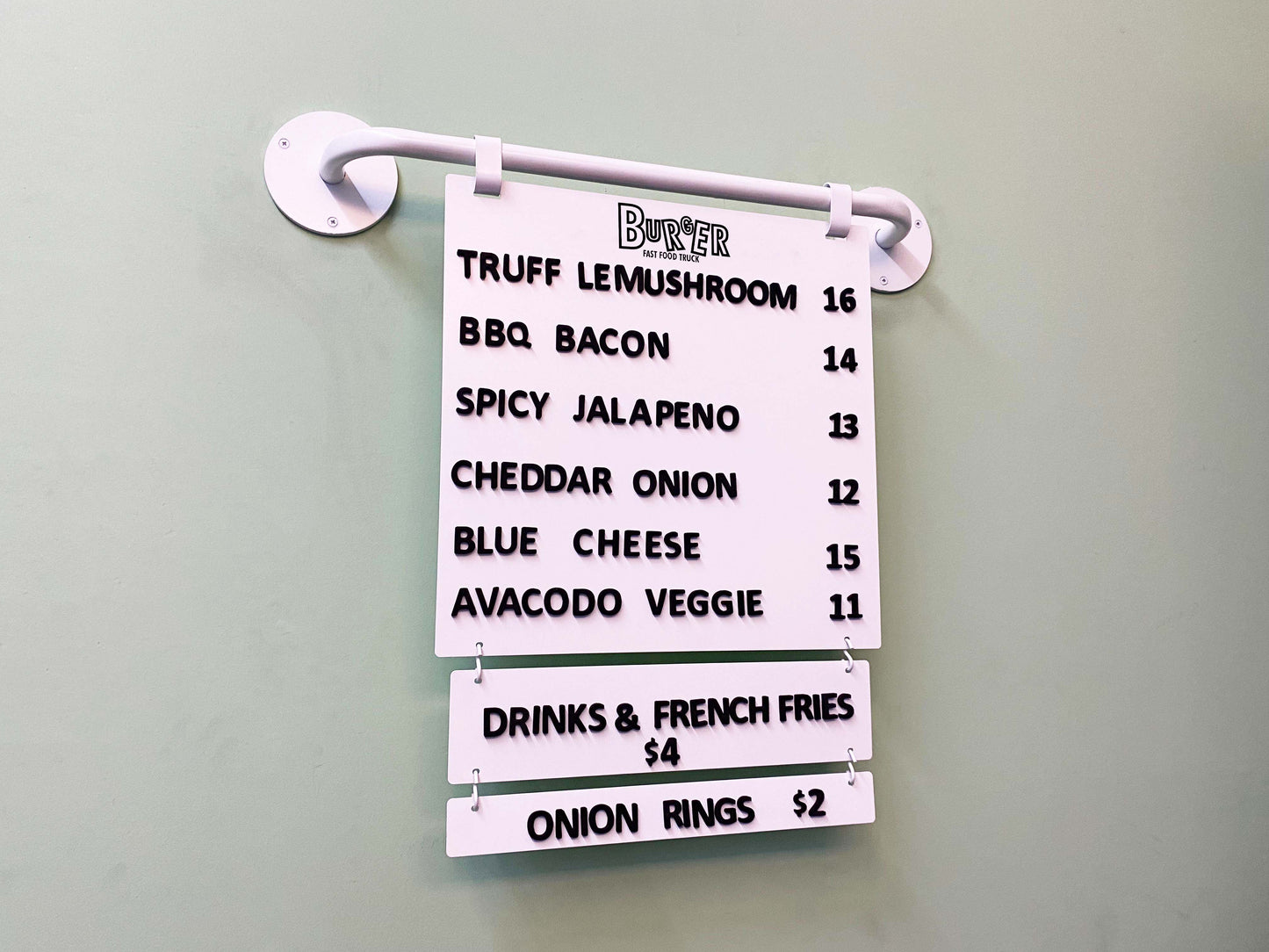 Manyetik harfler ile fiyat ve duyuru bilgilerini değiştirebileceğiniz beyaz pano.