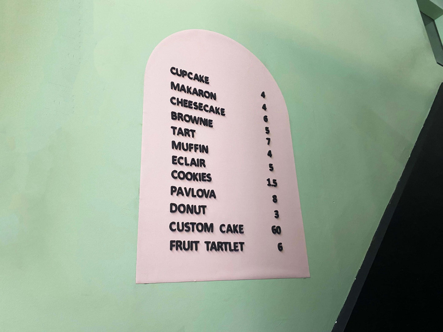 Metal sticker üzerinde mıknatıslı harflerle oluşturulmuş yazı örneği.