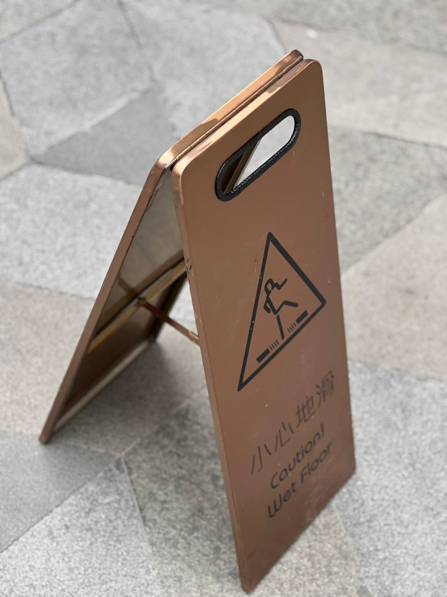 Paslanmaz metal kaygan zemin tabelası otel koridorunda şık görünümlü olarak kullanılıyor