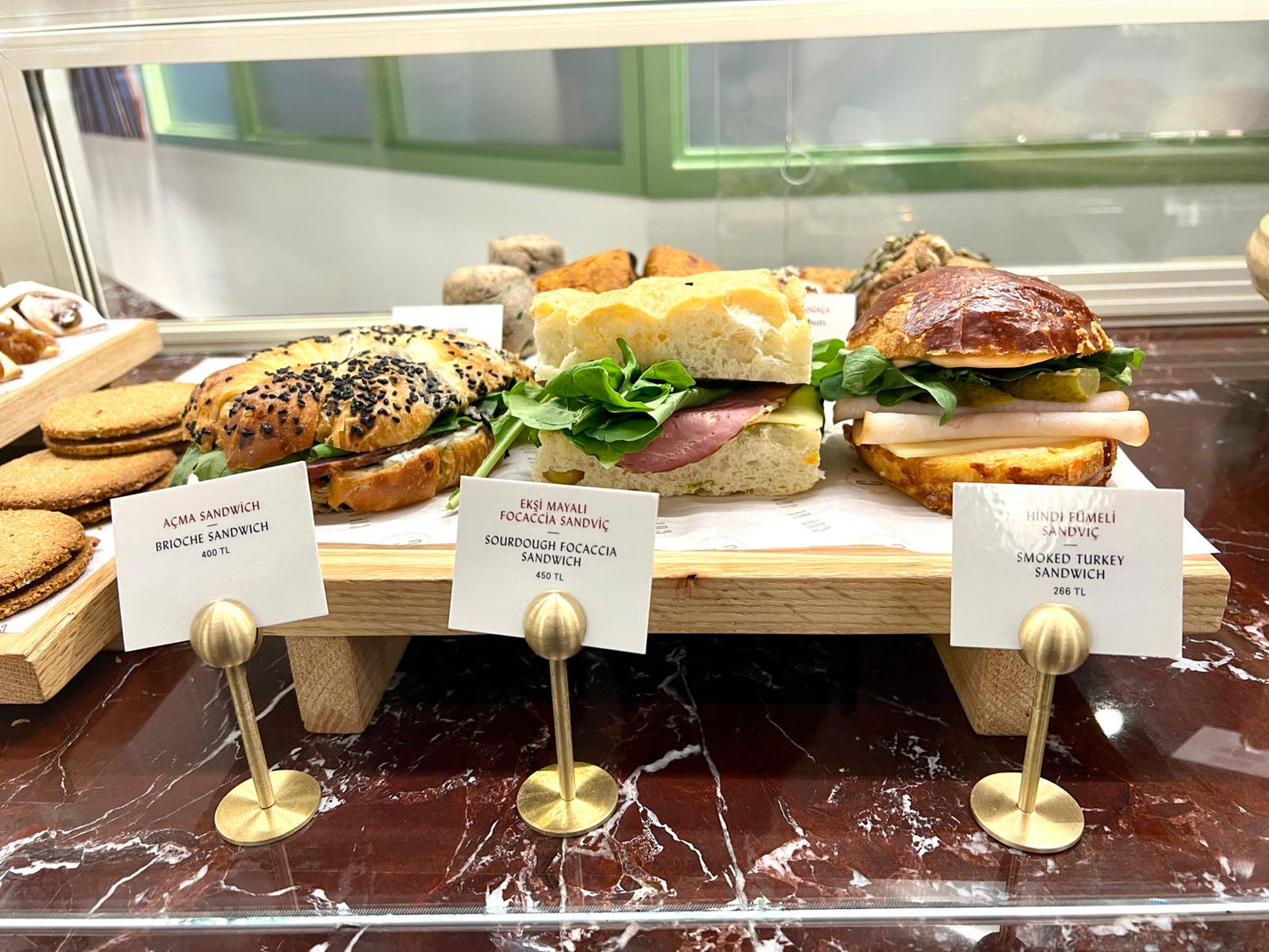 Dekoratif görünümünün yanında işlevsel kullanımıyla öne çıkan pirinç kart tutucu.