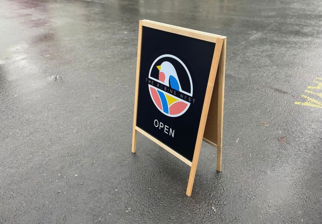 Doğal Şıklığın En İşlevsel Hali: Ahşap Katlanır Kaldırım Tabelası