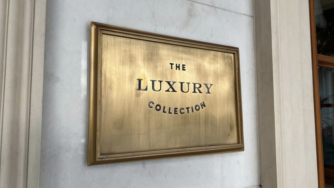 Pirinç Tabelalar: Zamansız Bir Estetik ve İşlev