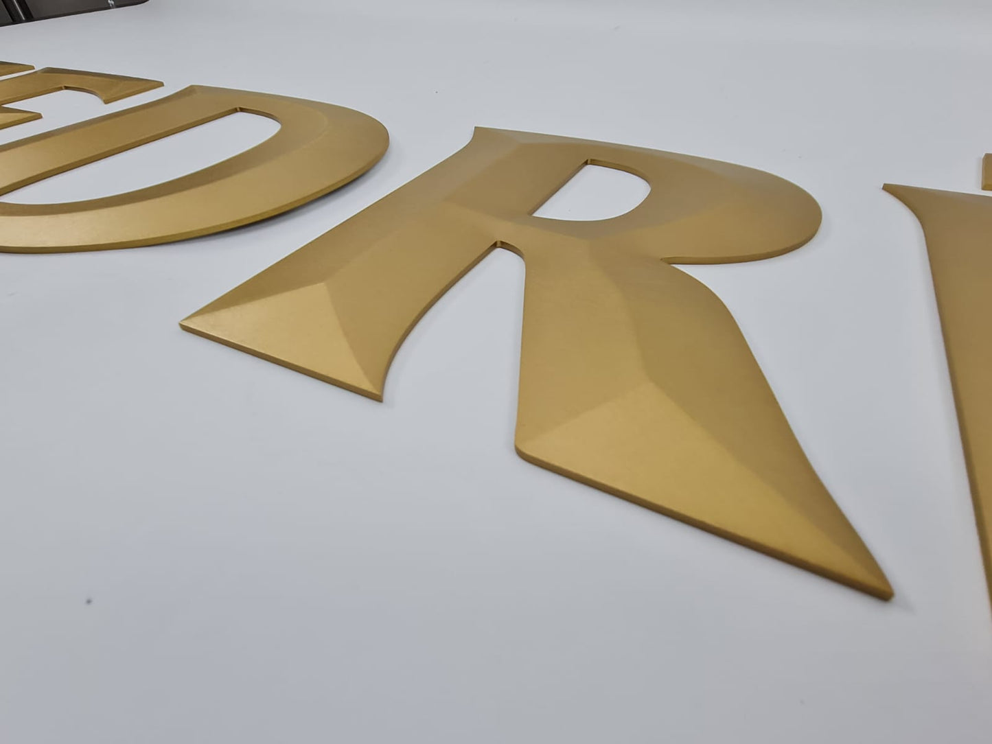 İşletmeler için özel üretilmiş 3D harf tabela duvar yazısı uygulaması