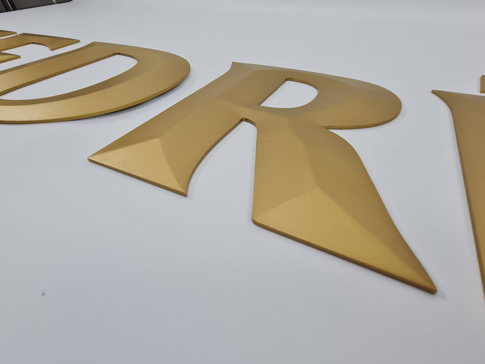 İşletmeler için özel üretilmiş 3D harf tabela duvar yazısı uygulaması