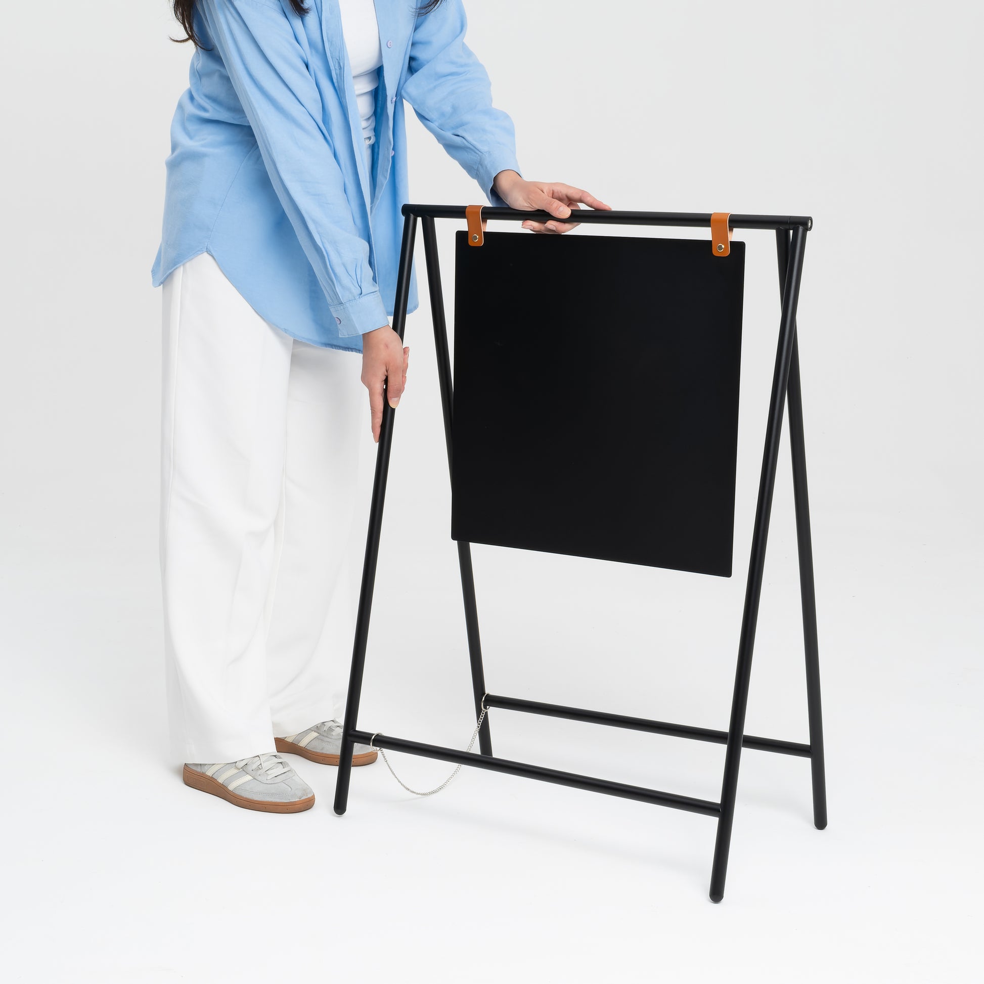 Katlanabilir yapısıyla kolay taşınabilen büyük boy tabela standı.