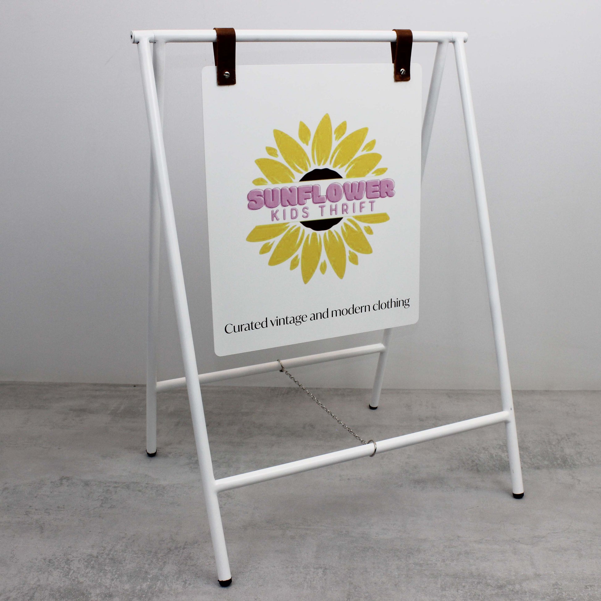 A çerçeve tabela önden görünümüyle minimalist ve şık tasarımı sergiliyor.