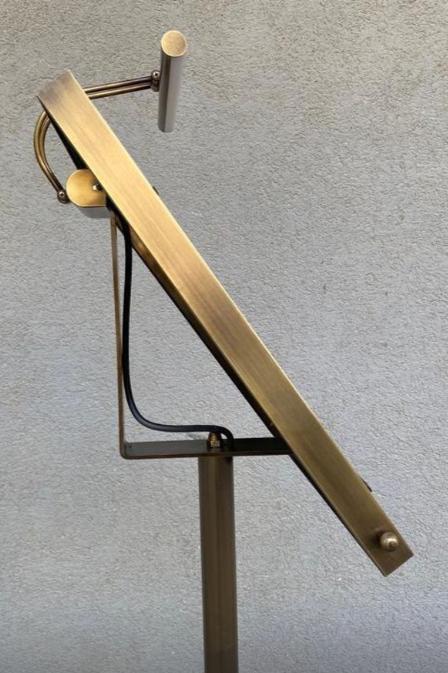 Işıklı metal menü panosunun arka kısmı, kablo düzeni ve sağlam çerçeve detaylarını gösterir.