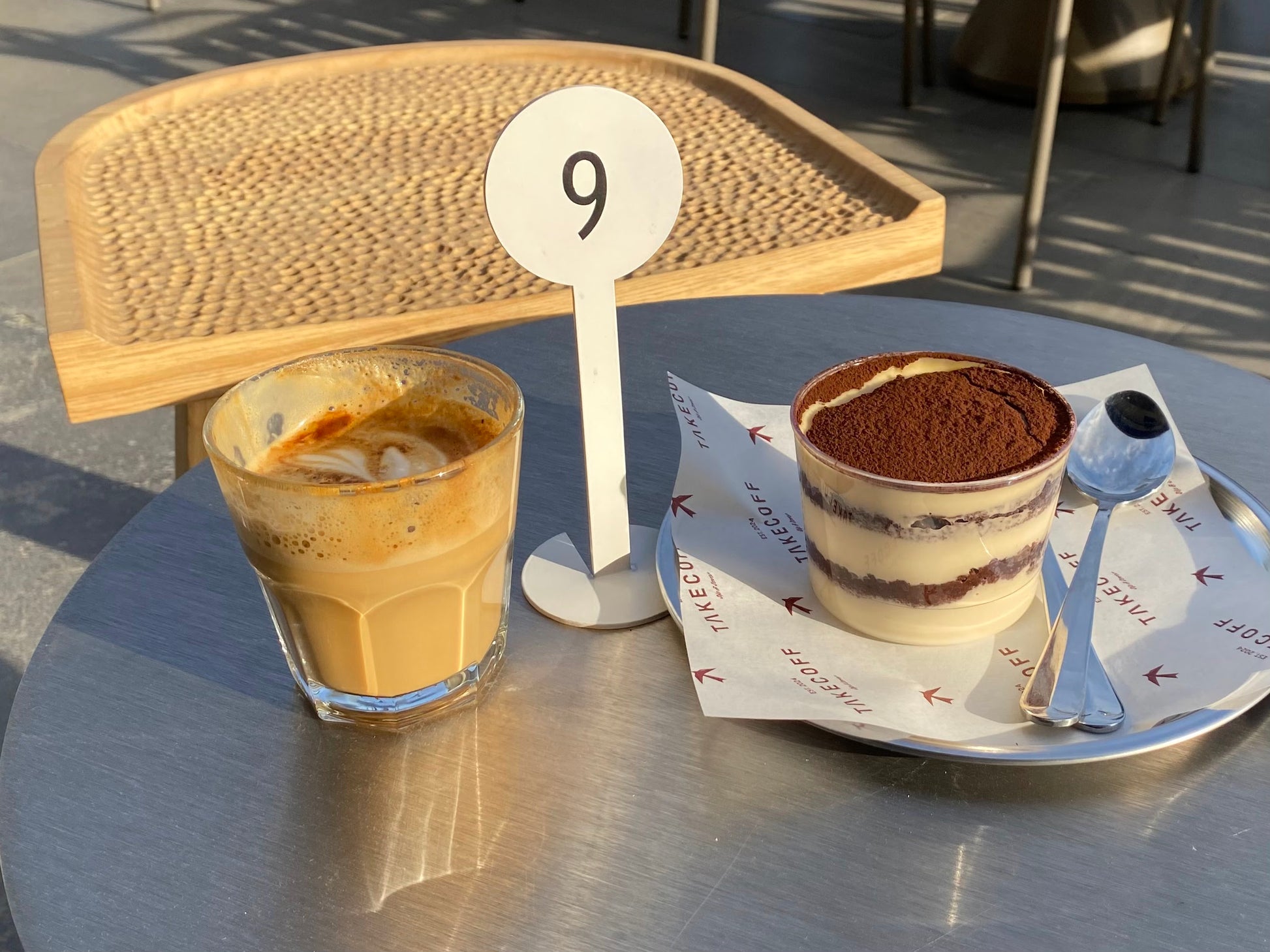 Bahçe ve açık alanlarda kullanılmak üzere tasarlanmış masa numarası.