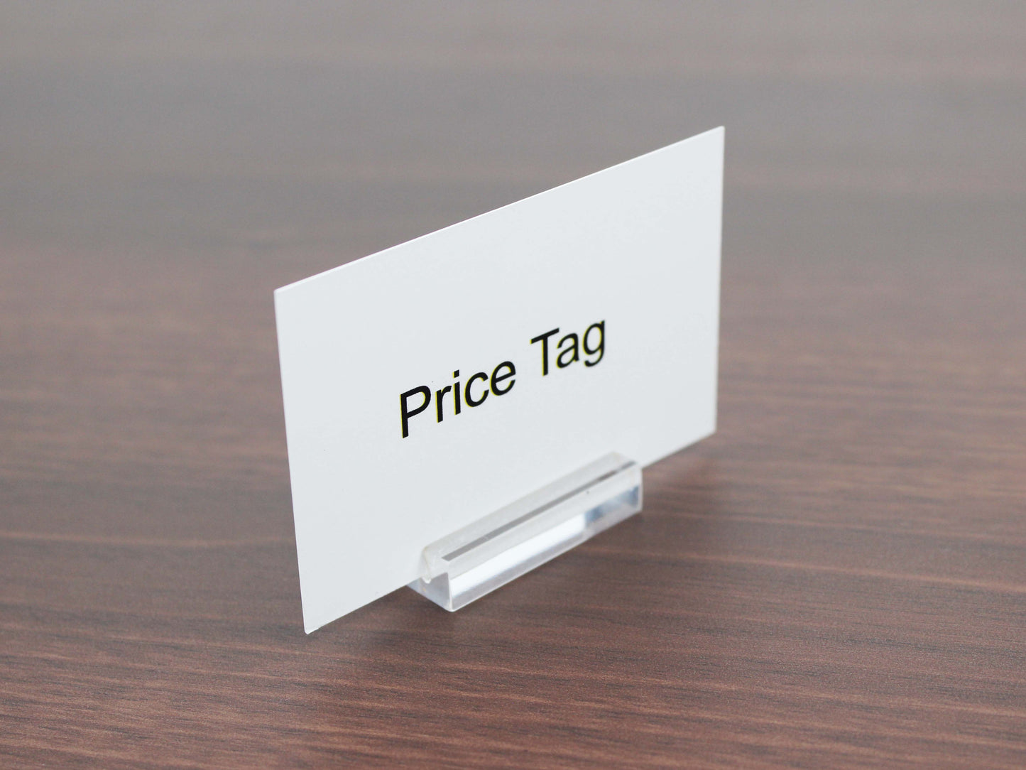 Açık büfelerde kullanılan sade ve zarif tasarımlı akrilik isimlik örneği.