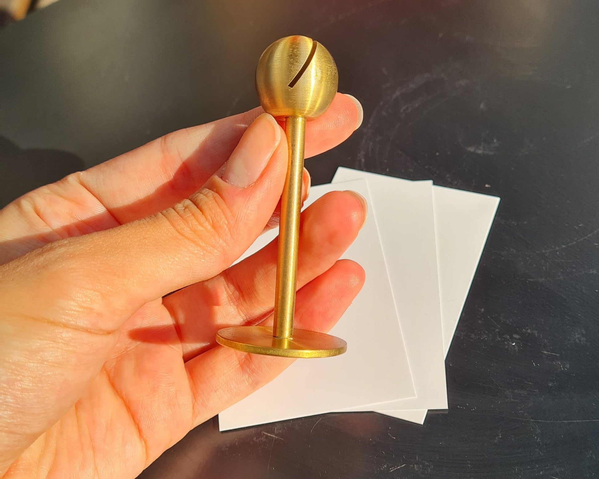 Açık büfe sunumlarında kullanılmak üzere tasarlanmış pirinç isimlik, kart ile birlikte gönderilir.