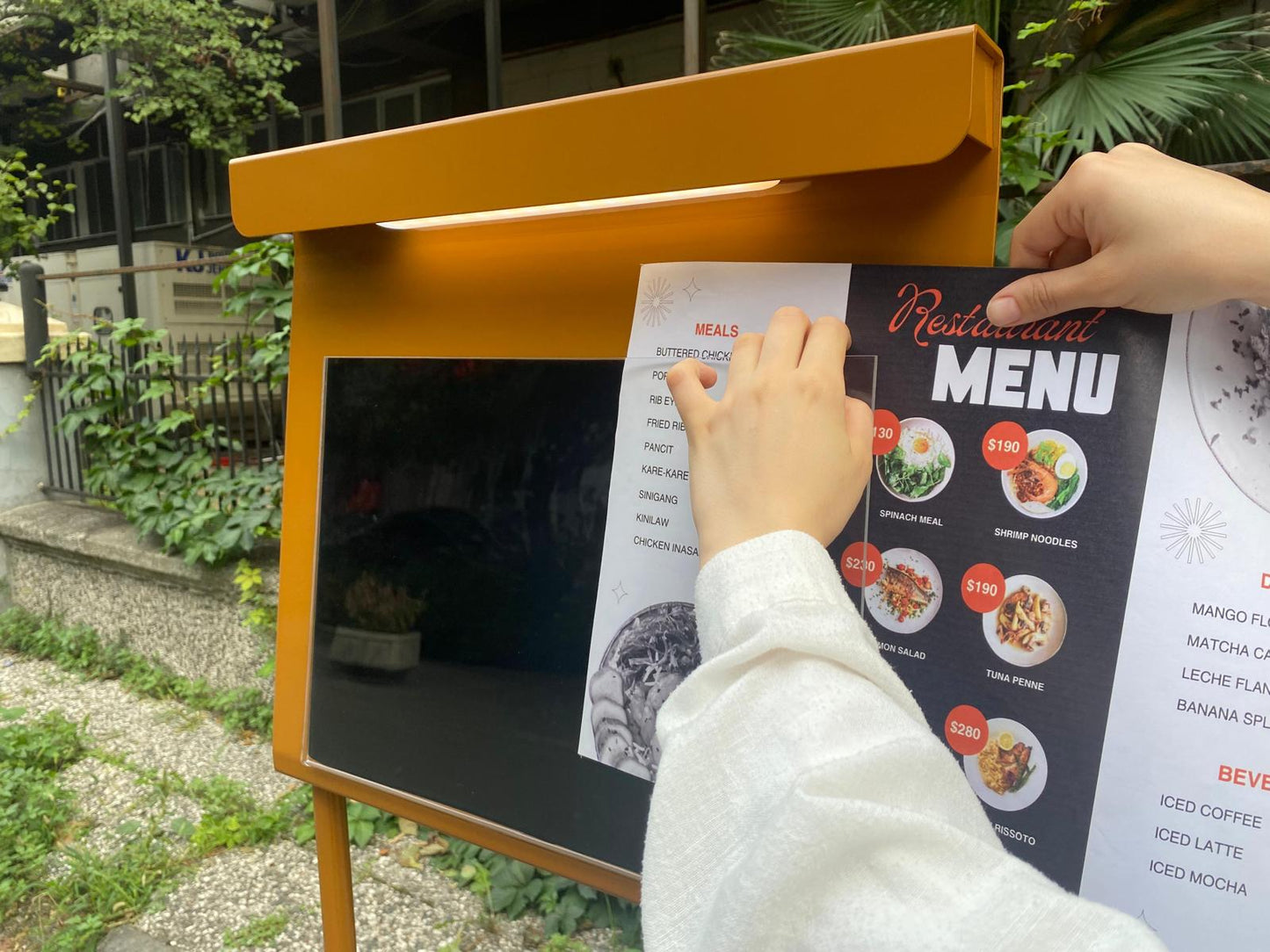 Üst kapak kaydırılarak menü ve duyurular değiştirilebilir.