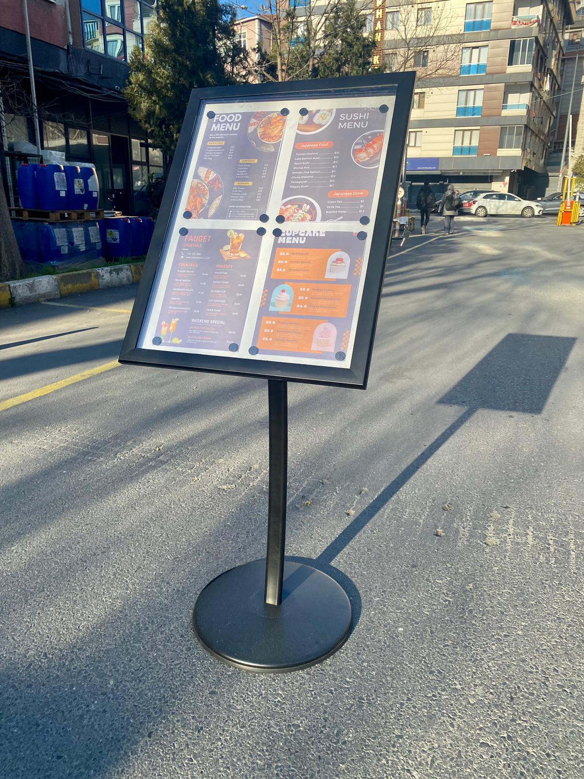 Devrilmeyi önleyen ağırlıklı tabanı sayesinde dış mekanda da güvenle kullanılabilir.