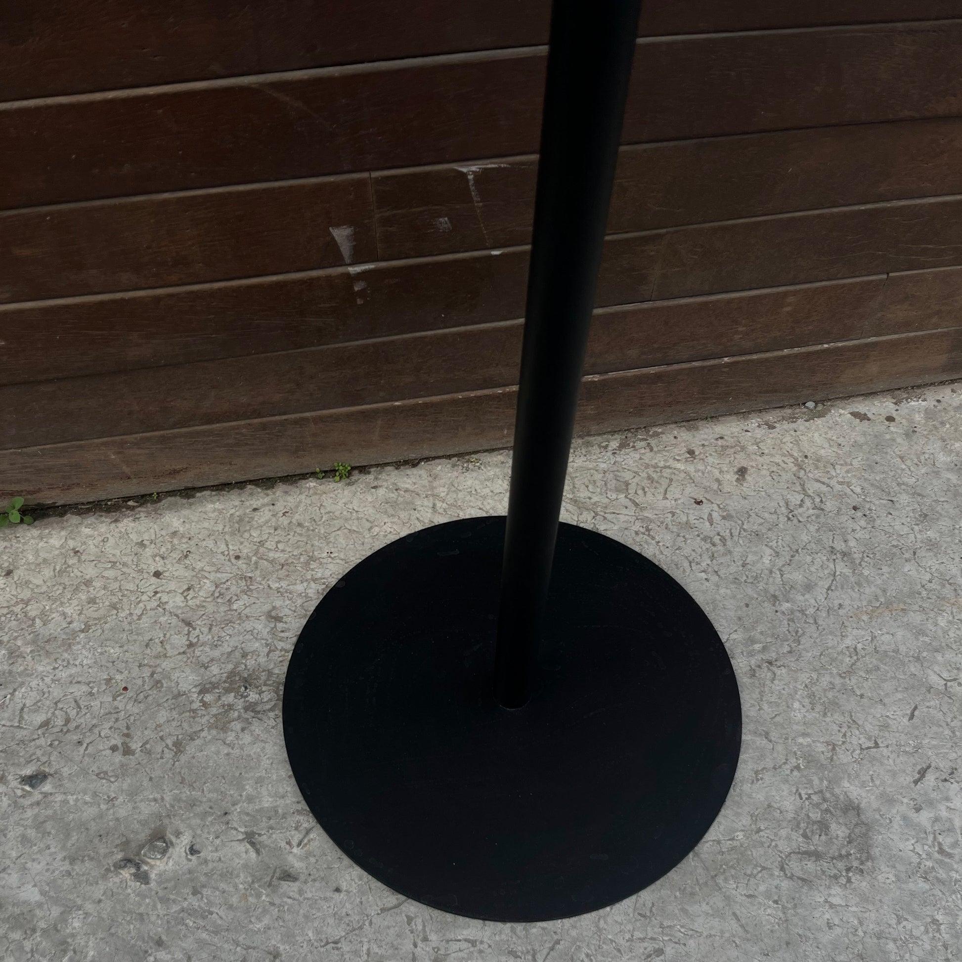 Güçlendiriliş tabanı sayesinde rüzgara ve dış koşullara devrilmeye dayanıklı