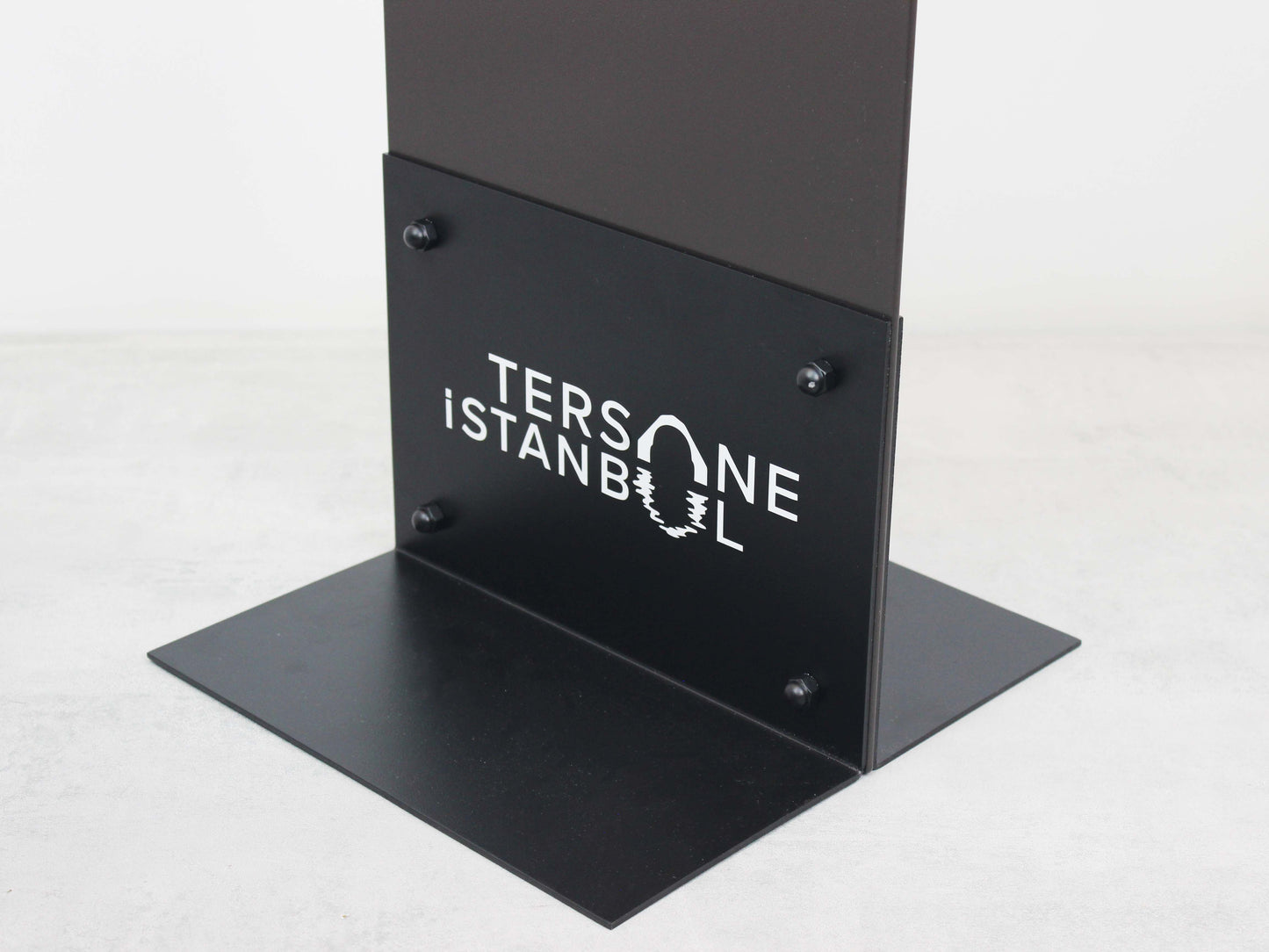 Rüzgarda devrilmeye karşı ağır tabanlı metal park edilmez levhası.