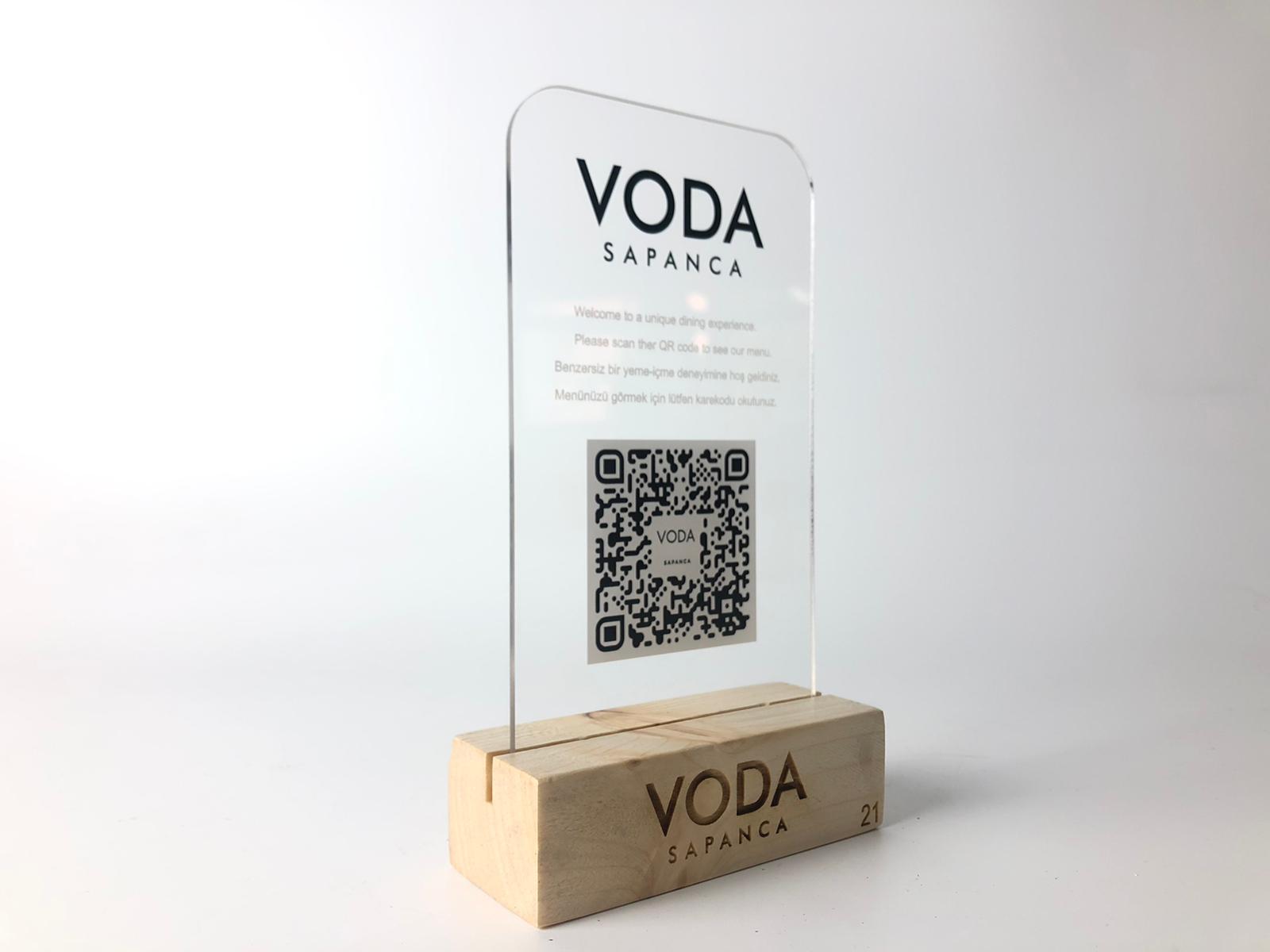 Ahsap ayakli uzerine qr kod basili masaustu pleksi stand