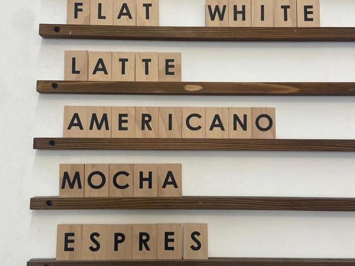 Kafeler, restoranlar ve ofisler için uygun, ahşap harflerle kişiselleştirilebilir fiyat panosu.
