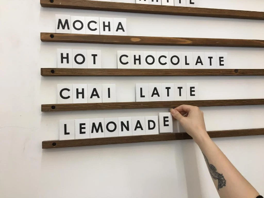 Ahşap çıtalı fiyat panosu, beyaz PVC harflerle özelleştirilebilir tasarım.