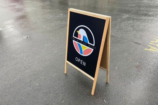 A-frame tasarımlı, ahşap çerçeveli kaldırım tabelasının ön görünümü