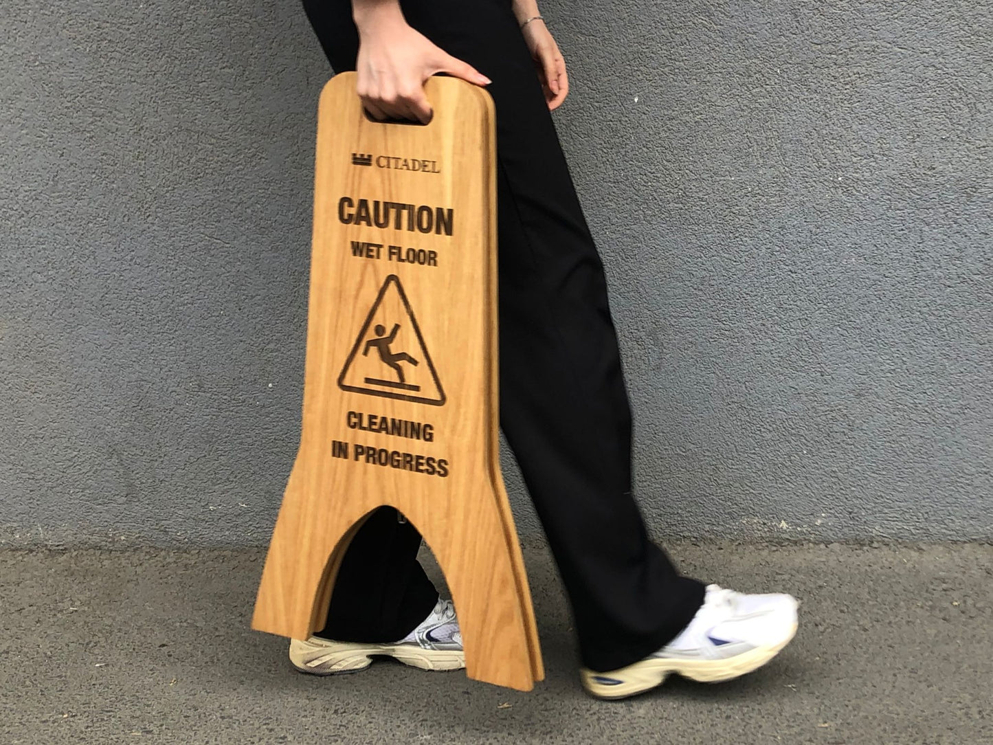 Katlanmış şekilde duran ahşap uyarı tabelası.