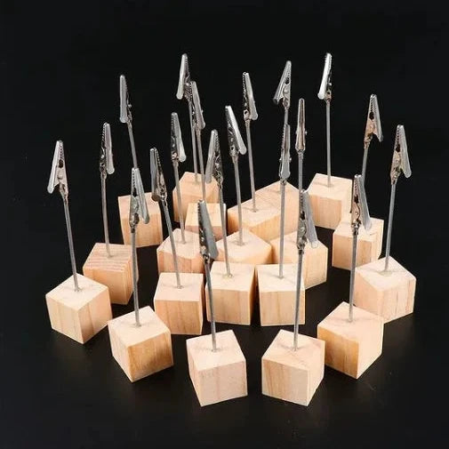 Küp şeklinde ahşap tabanı ve metal kıskaçlı yapısıyla masa üstü fiyat etiketi tutucu.