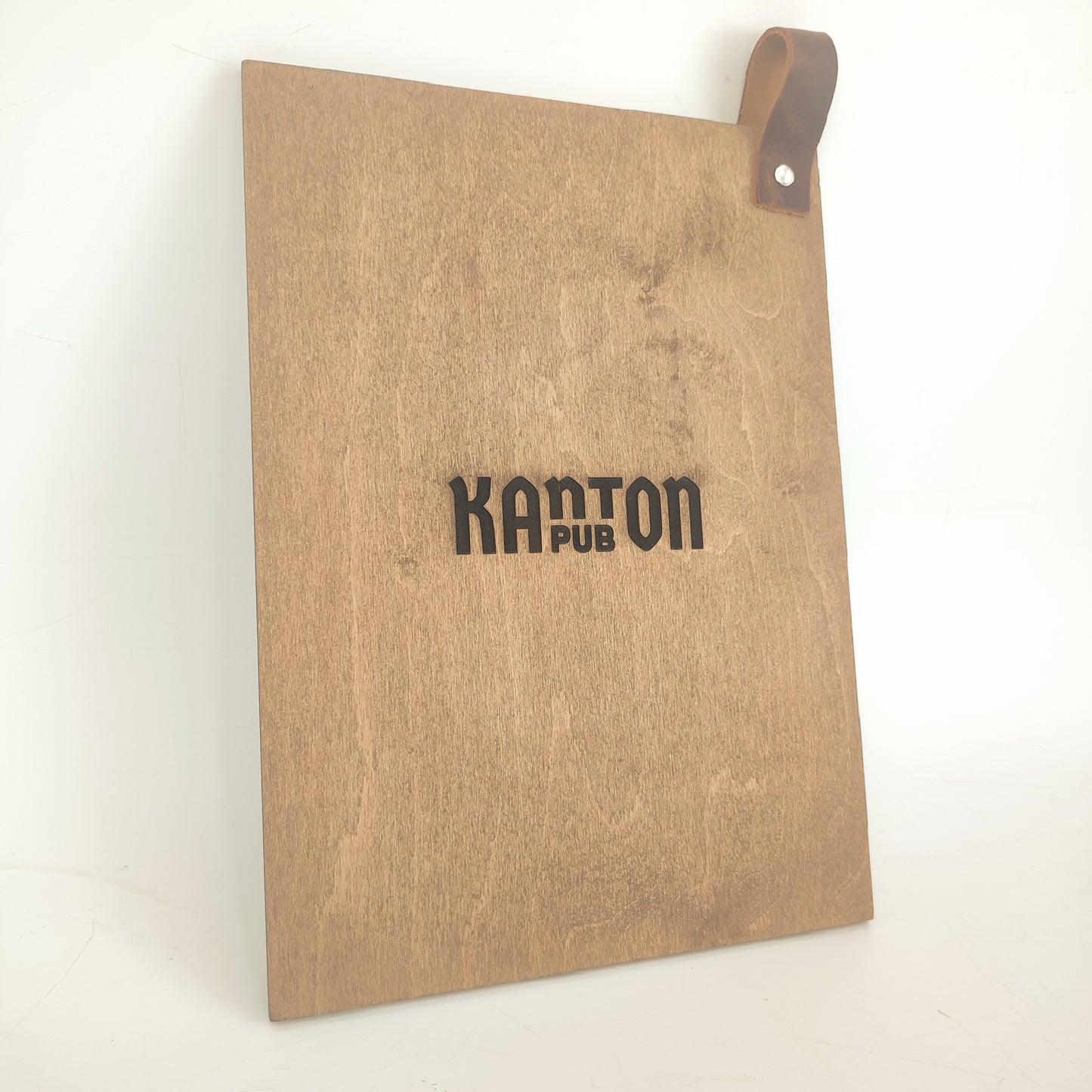 Menü panosunun arka yüzeyinde kurumsal kimliği vurgulayan lazer baskılı logo.