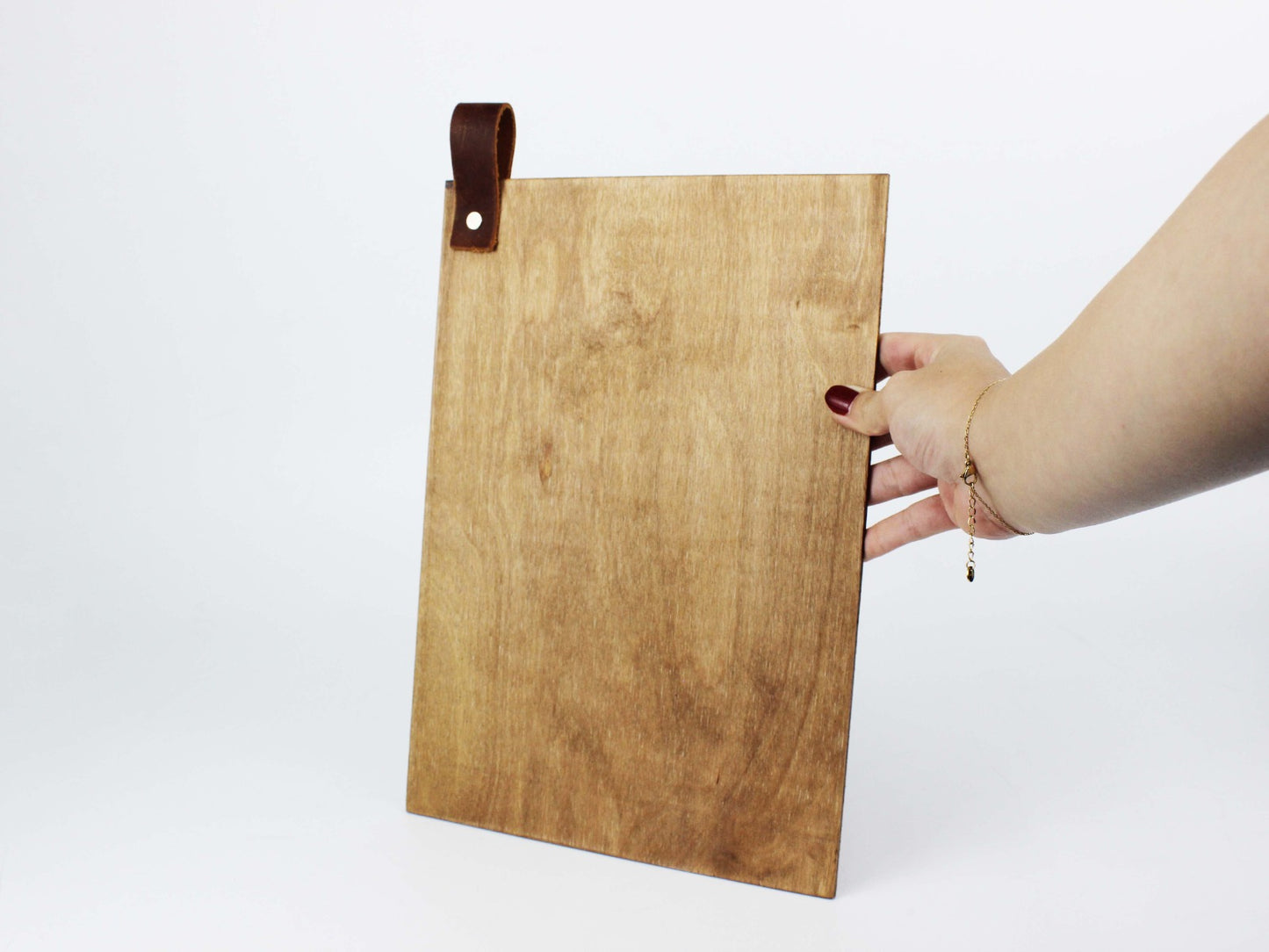 Modern ve şık tasarımıyla dikkat çeken ahşap menü tutacağı.