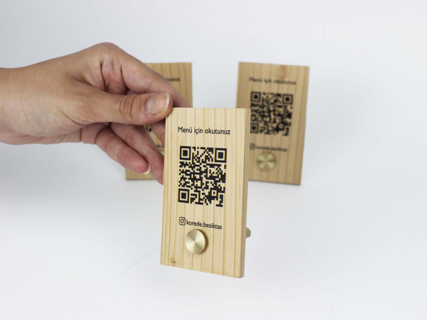 Logo, QR kod ve duyuru içeriğiyle kişiselleştirilebilen UV baskılı stand.