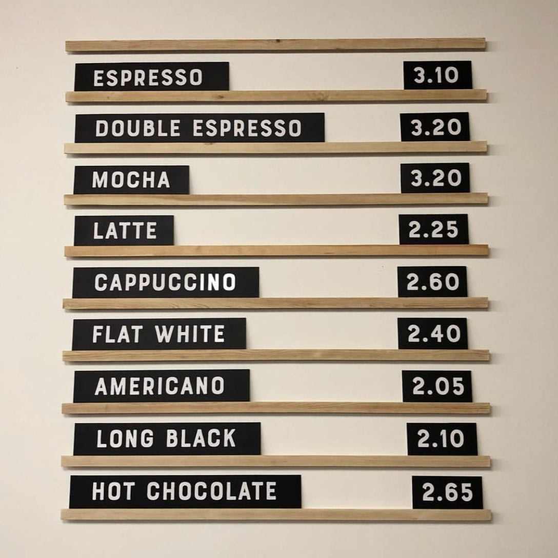 Ahşap çıtalı menü panosu, siyah PVC harflerle fiyat ve duyuruları sergilemek için uygundur.