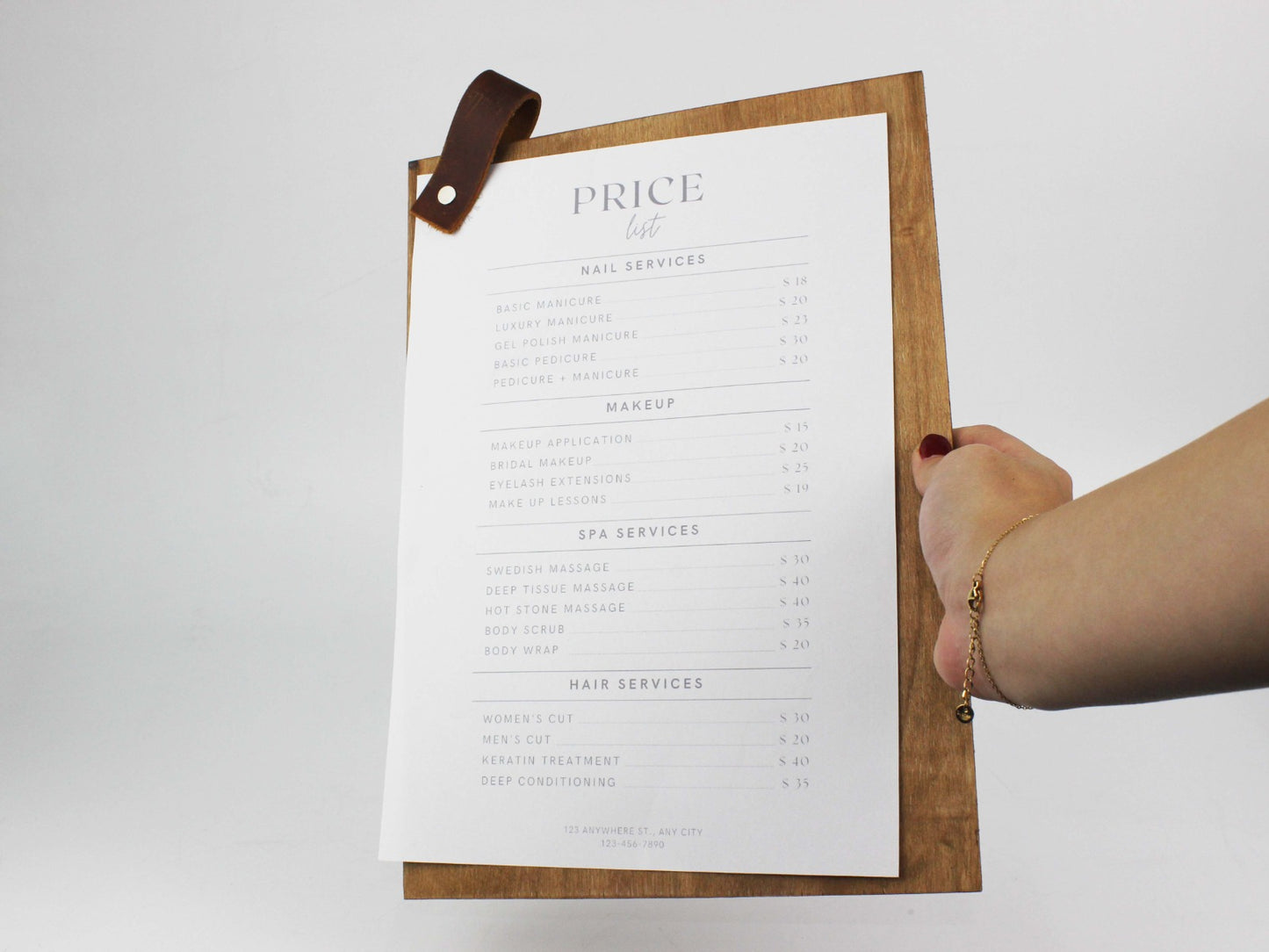 Ahşap yüzeyin ve deri askının detaylı görünümü.