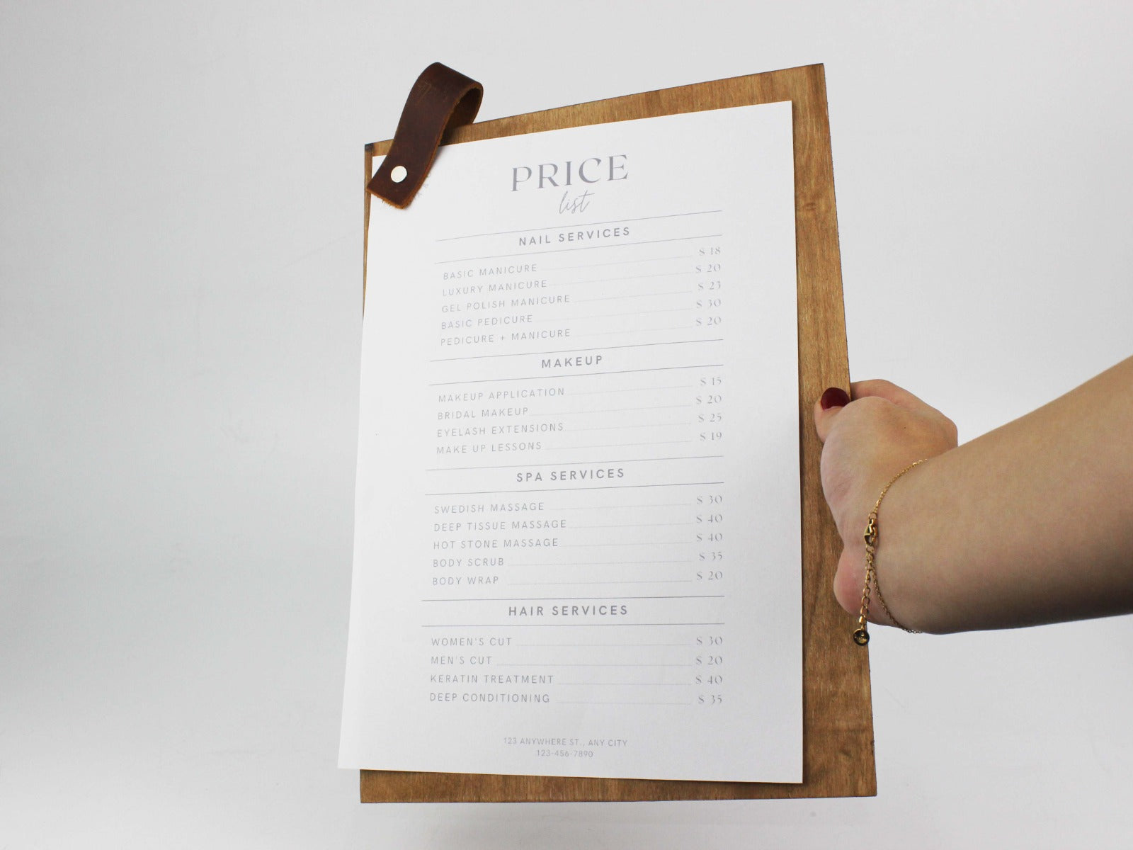 Ahşap yüzeyin ve deri askının detaylı görünümü.