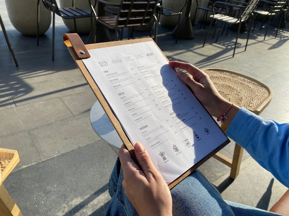 Minimalist ve zarif tasarıma sahip ahşap menü tutacağı.