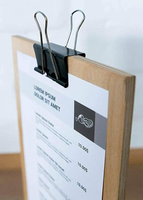 Metal kıskacı sayesinde menüleri güvenle tutan ve kolayca değiştirilebilen ahşap menü tutucu.