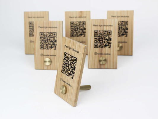 Ahşap QR kod menü standı ile dijital menüye hızlı erişim imkanı.