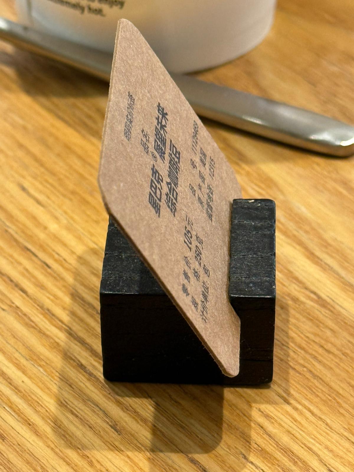 Küçük boyutlu ahşap kart ve fiyat etiketi standı, pratik kullanımı ve estetik görünümüyle dikkat çeker.