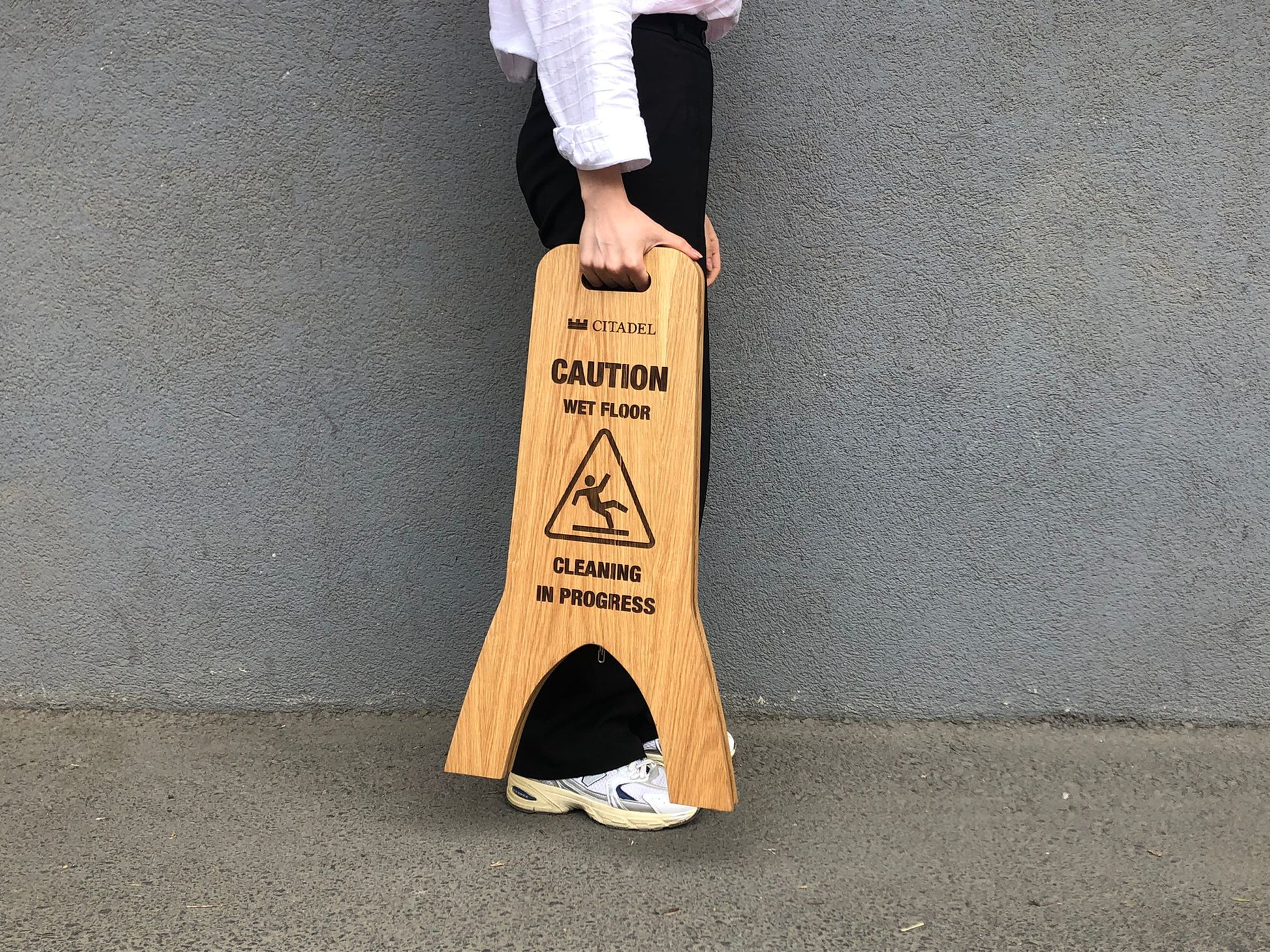 Taşınabilir yapısıyla pratik kullanım sağlayan ahşap tabela.