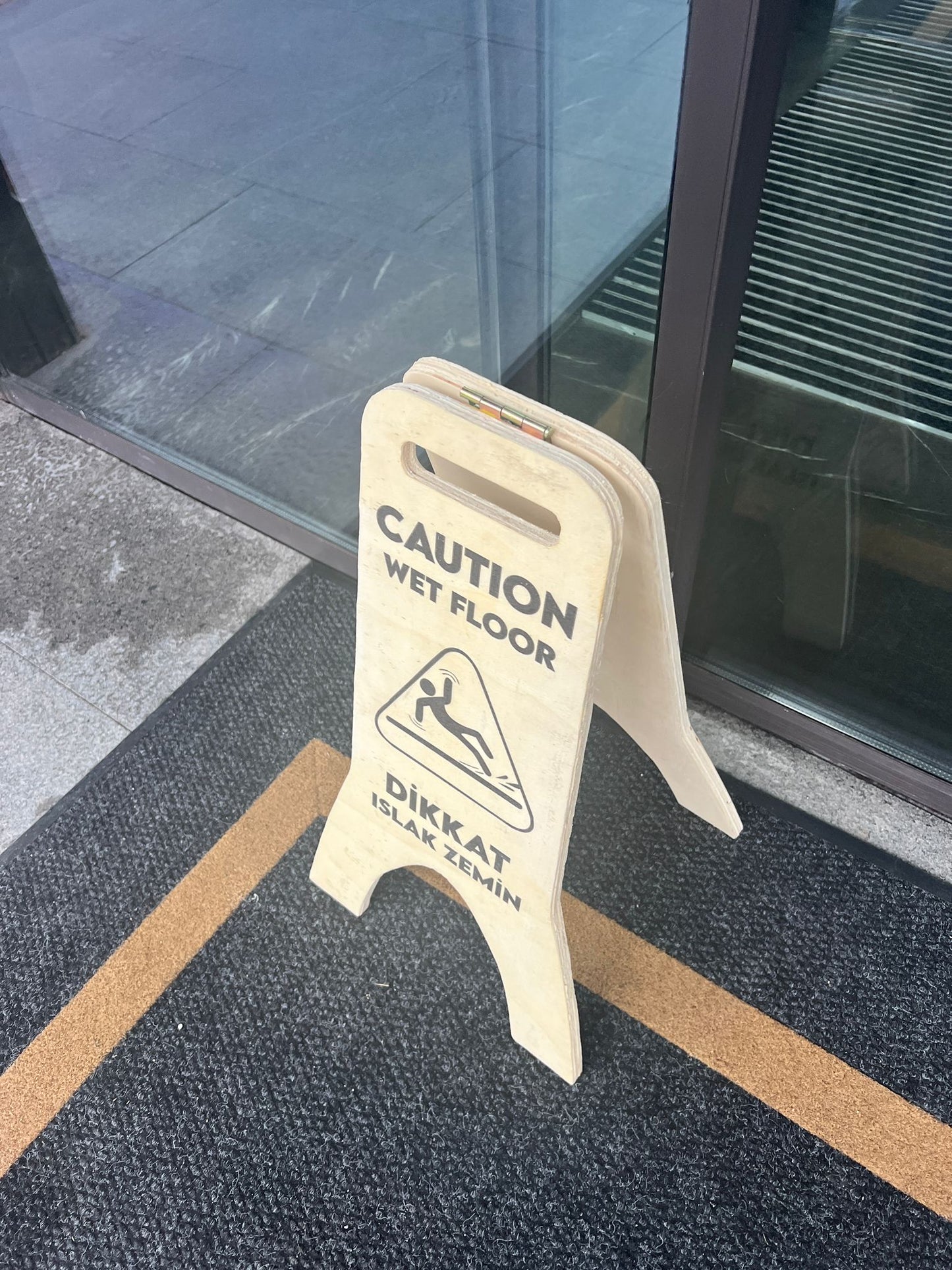 Üzerinde işletme logosu bulunan özel tasarımlı ahşap tabela.