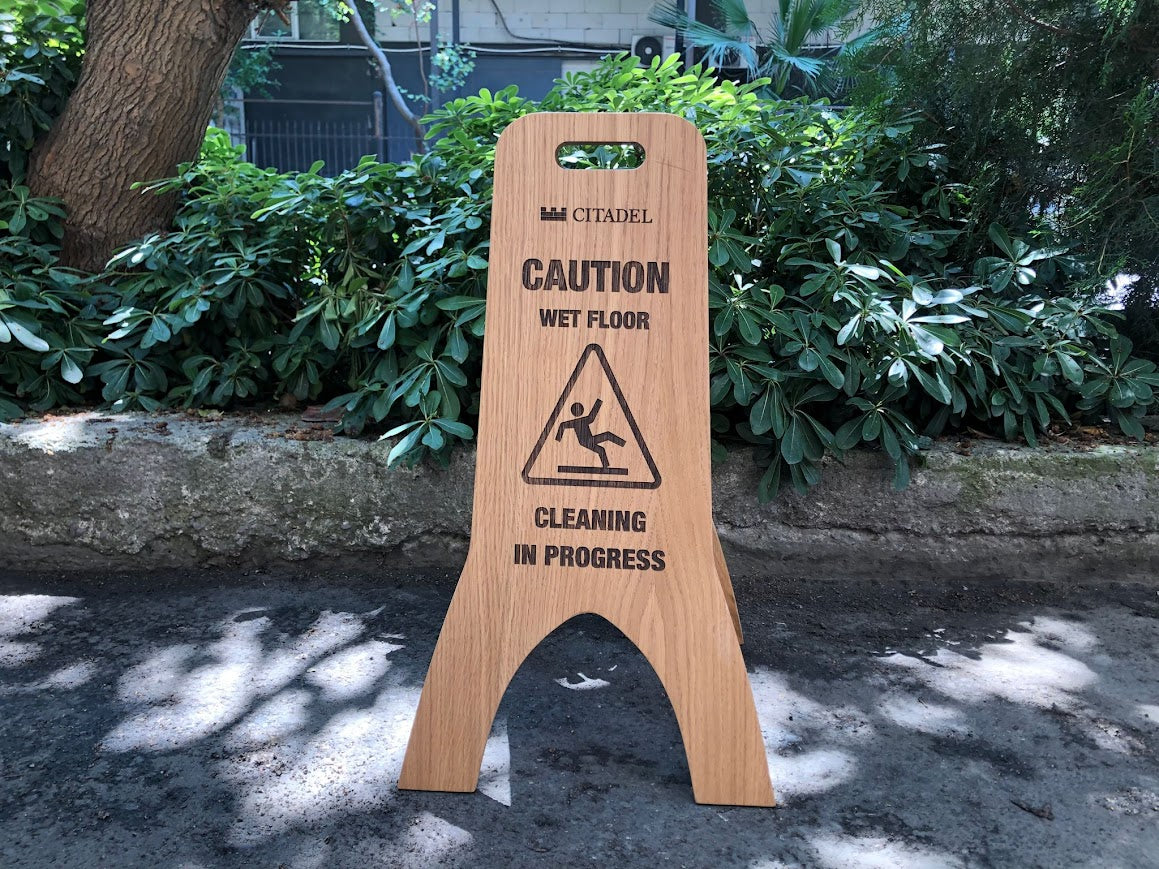 Üzerinde işletme logosu bulunan özel tasarımlı ahşap tabela.