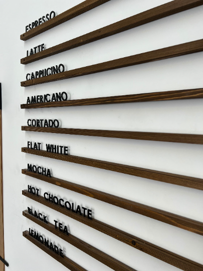  Doğal vernikli ahşap çıtanın detaylı yakın çekim görüntüsü