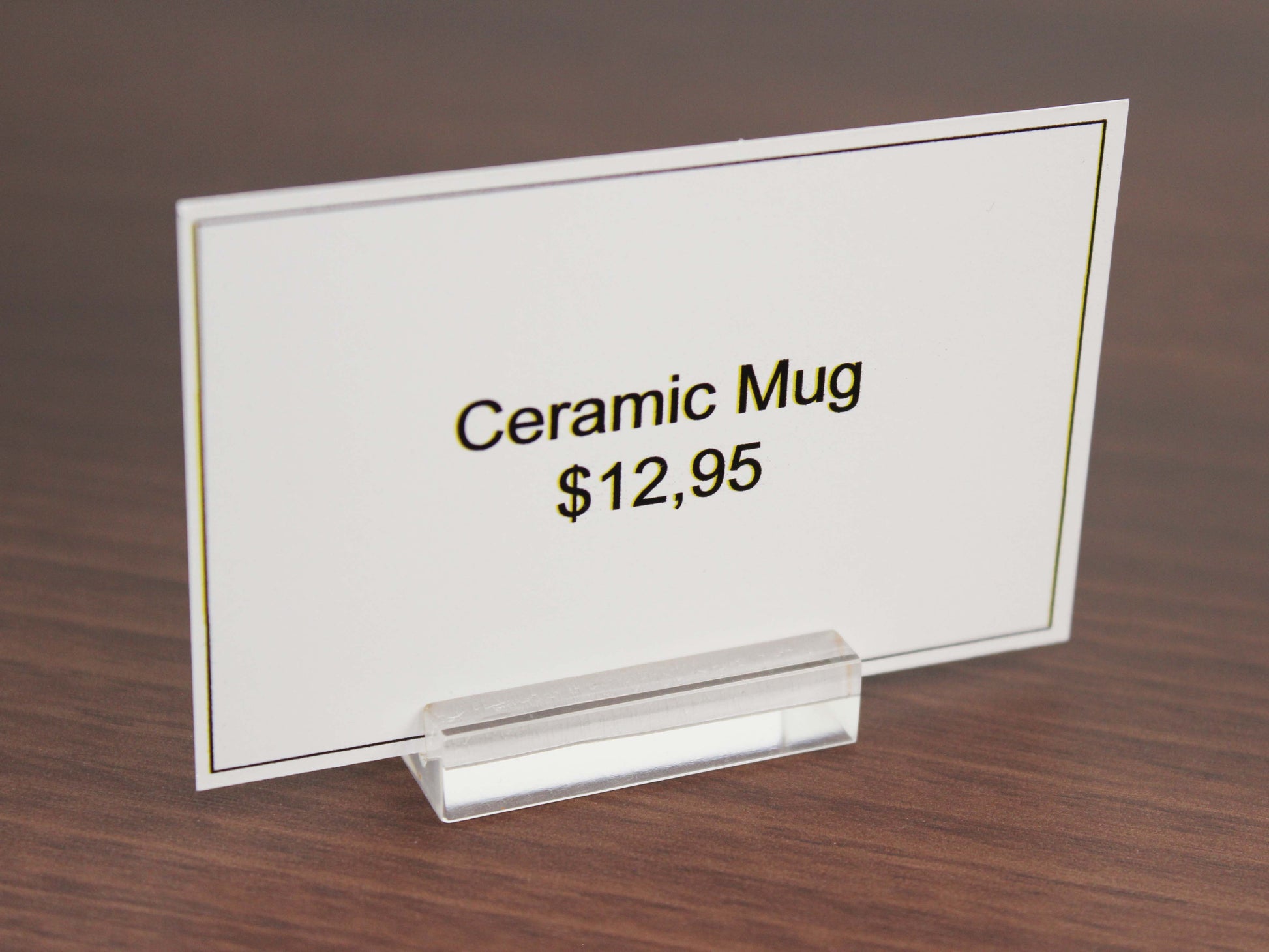 İçeriğinde kartlarıyla birlikte gelen akrilik etiketlik.