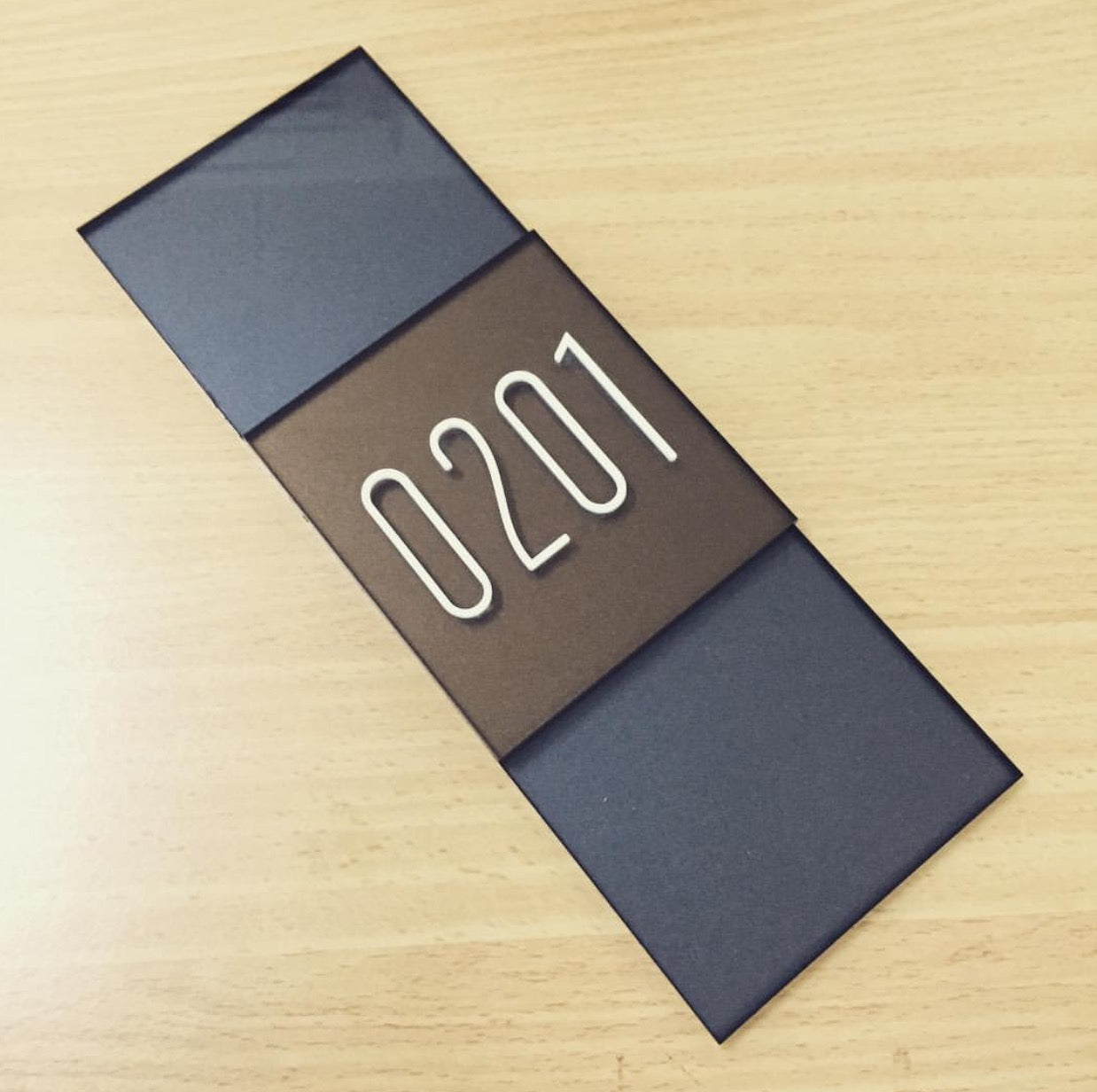 Dayanıklı akrilik yapıya sahip, kolay montaj özellikli oda kapı numarası. Minimalist tasarımıyla her türlü mekâna uyum sağlar.