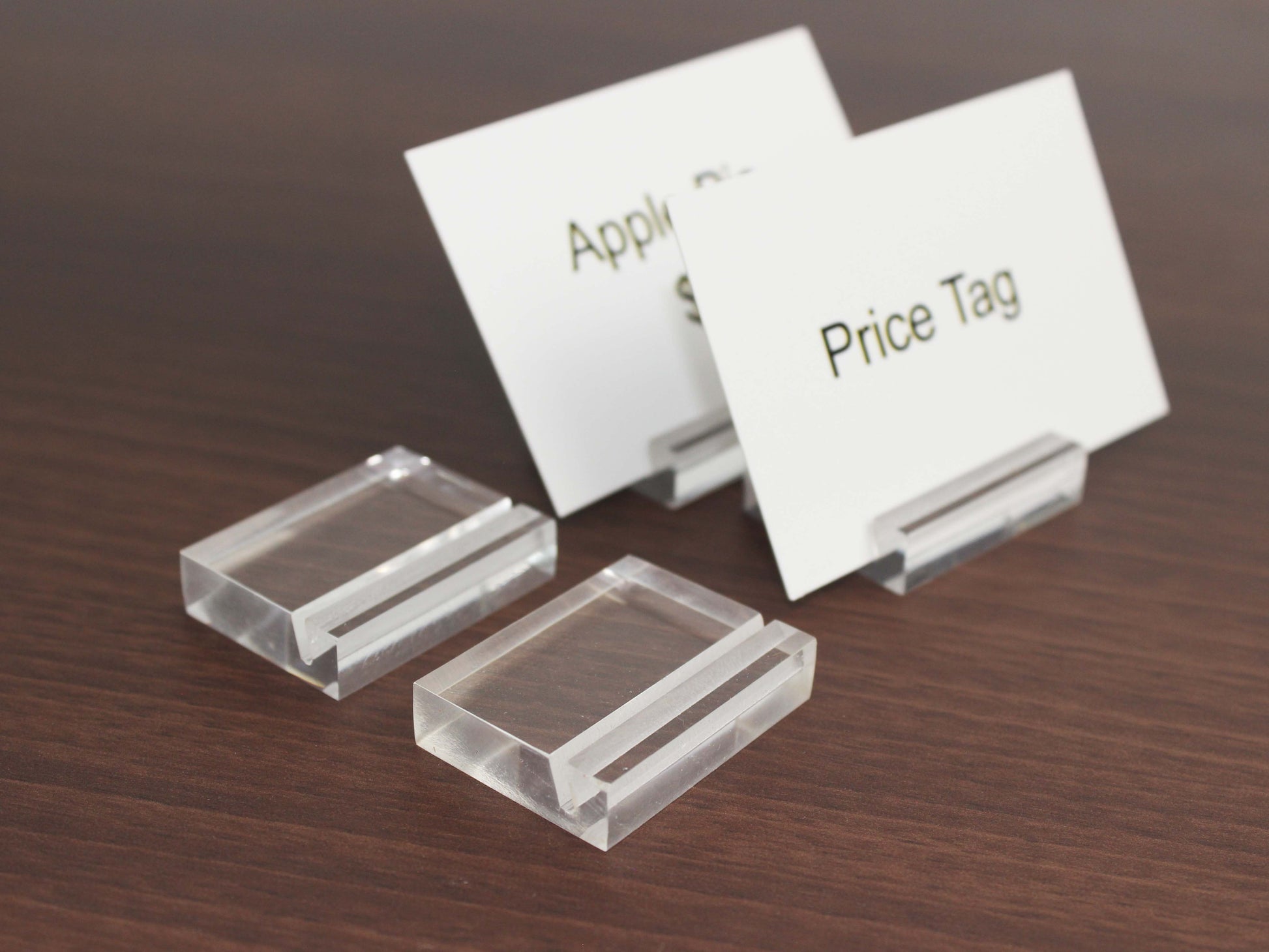 Şeffaf akrilik malzemeden üretilmiş çok amaçlı kart tutucu ve etiketlik.