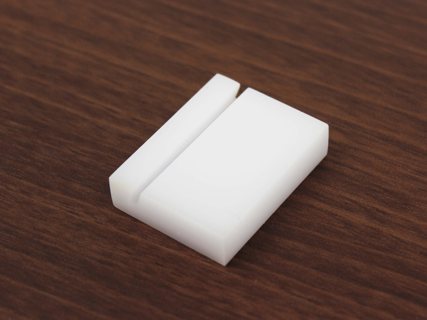 Birden fazla parçadan oluşan akrilik kart tutucu seti.