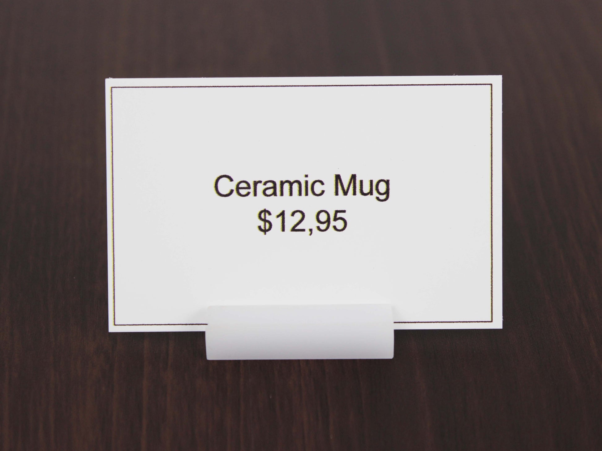 Beyaz renkte üretilmiş sade ve işlevsel akrilik kartlık.